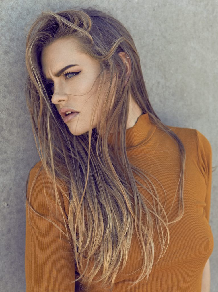 Cecilia Patricia Hyldedahl Refsgaard fotograf christian grüner gul trøje langt hår beton