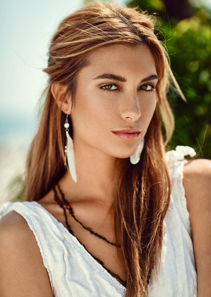 Alexandria Eissinger fotograf christian grüner dagslys daylight fjer øreringe brunette brune øjne
