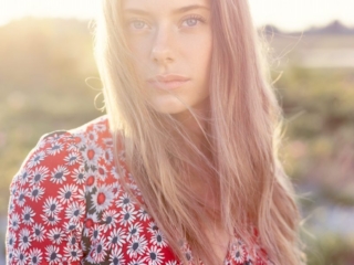 fotograf christian grüner Carina Louise Ibsen model sommer beach backlight modlys summer flowers