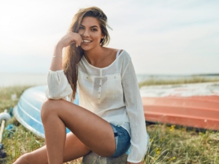 fotograf christian grüner model Nathalie Skals Danielsen beach jeans smile brunette boat