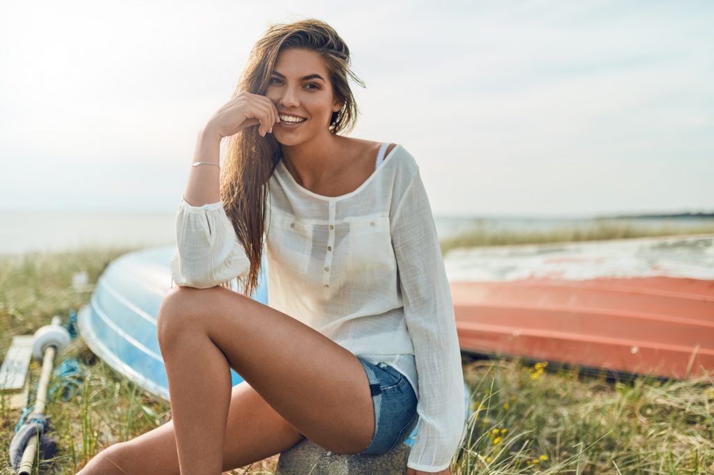 fotograf christian grüner model Nathalie Skals Danielsen beach jeans smile brunette boat